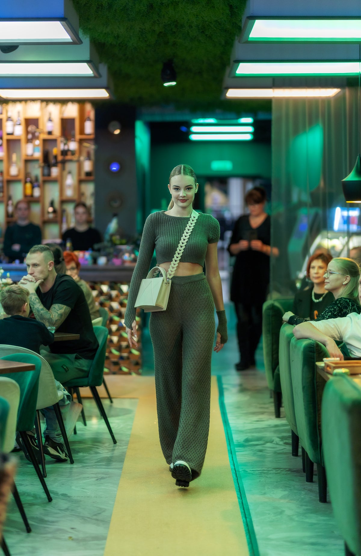 Anette pükskostüüm – meriinovillane jakk ja avarad püksid
