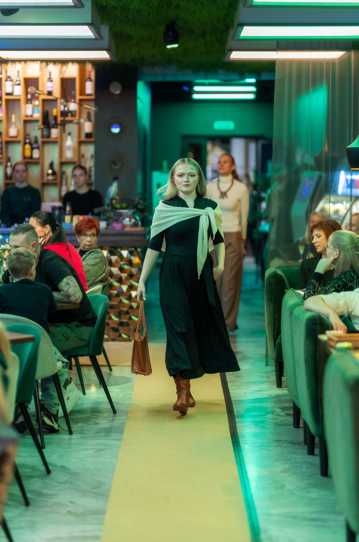 Diana pikk kleit, must – pikk meriinovillane kleit narmastega varrukatega