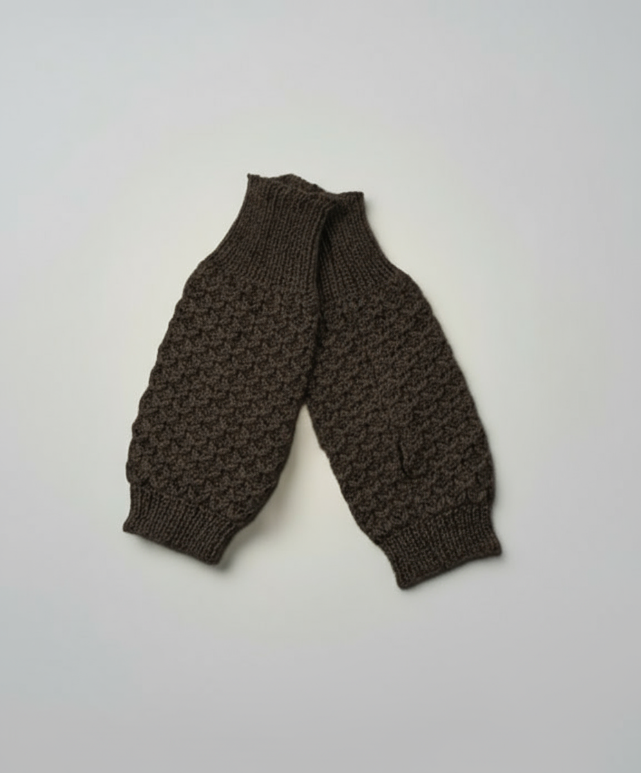 Fingerless gloves in dark brown