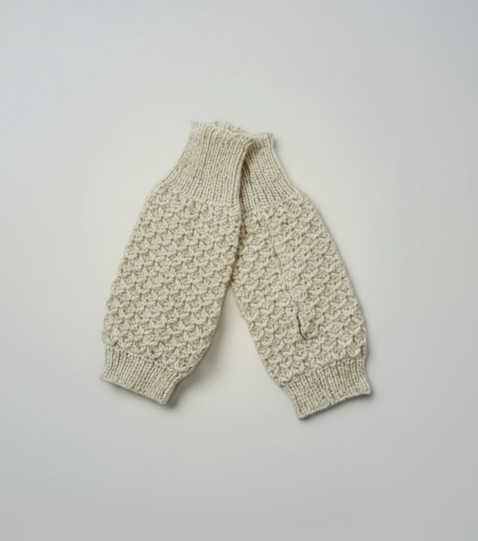 Fingerless gloves in light cream