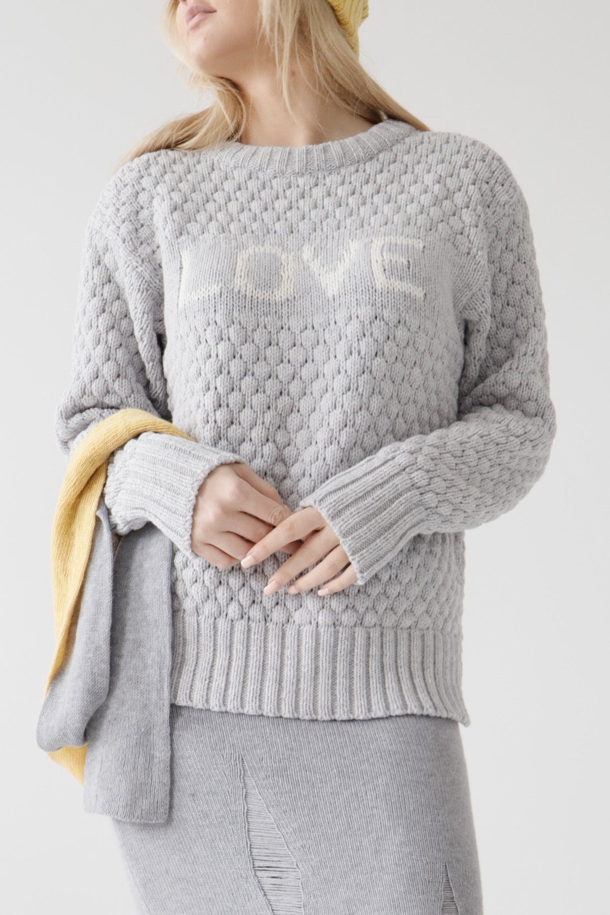 Love džemper – helehall mummukoeline džemper LOVE kirjaga