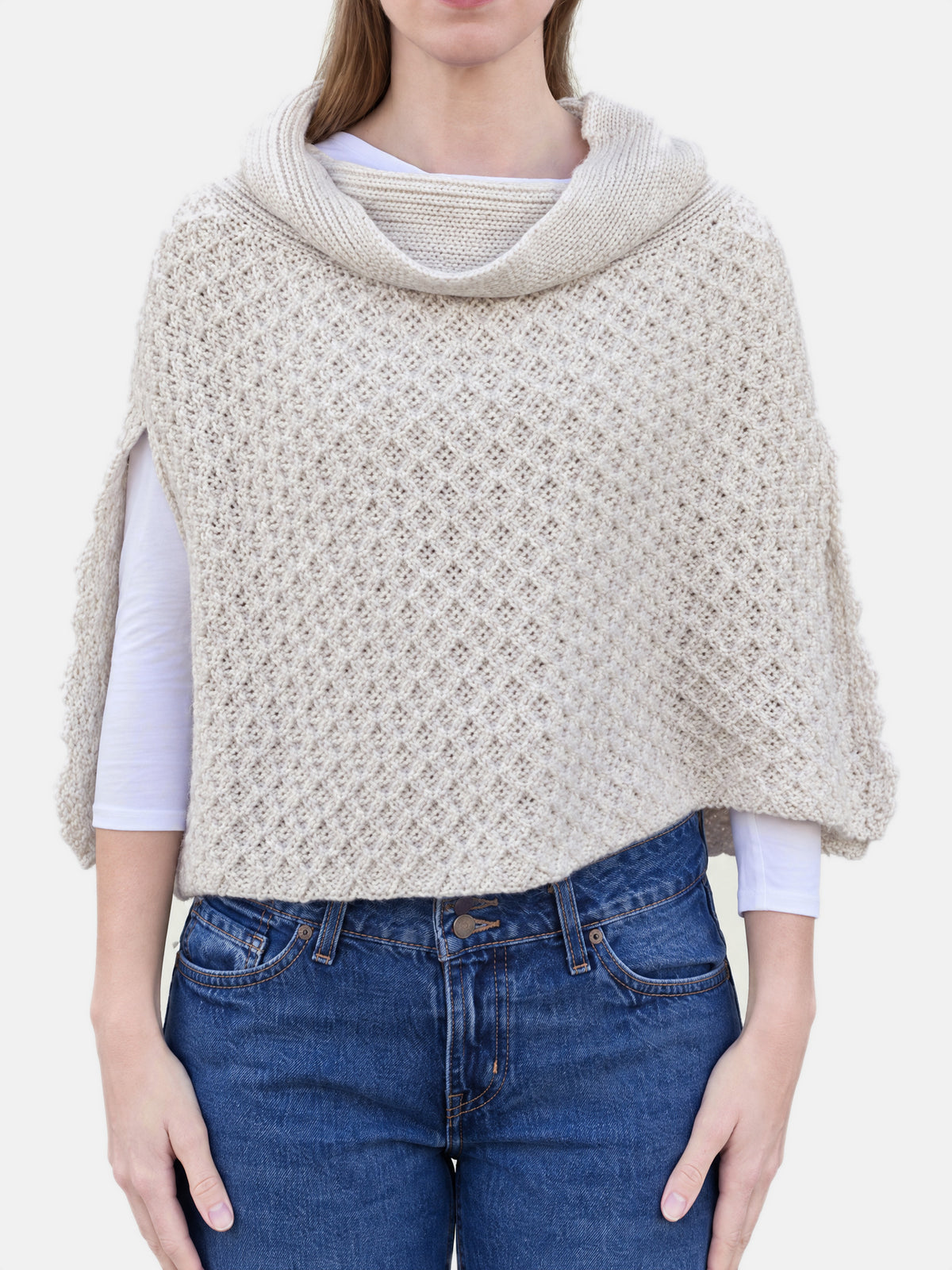 Meriino poncho, valge – kärgmustriga meriinovillane rullkraega poncho, eestvaade
