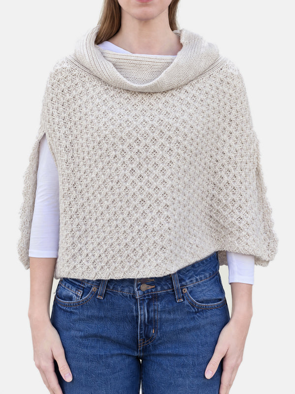 Meriino poncho, valge – kärgmustriga meriinovillane rullkraega poncho, eestvaade