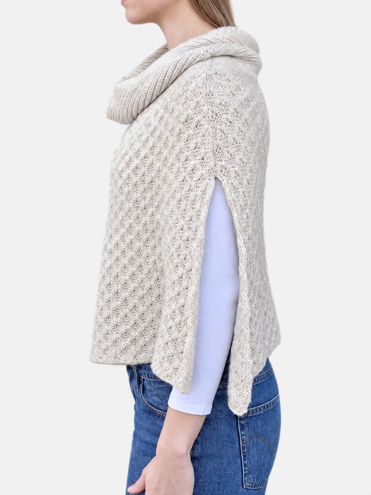 Meriino poncho, valge – avatud külgedega meriinovillane poncho, külgvaade