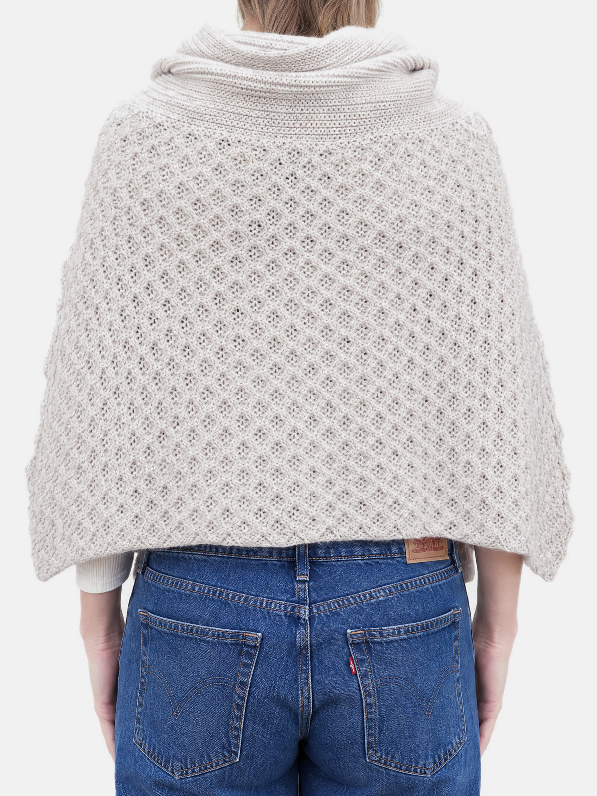 Meriino poncho, valge – kärgmustriga meriinovillane poncho, tagantvaade
